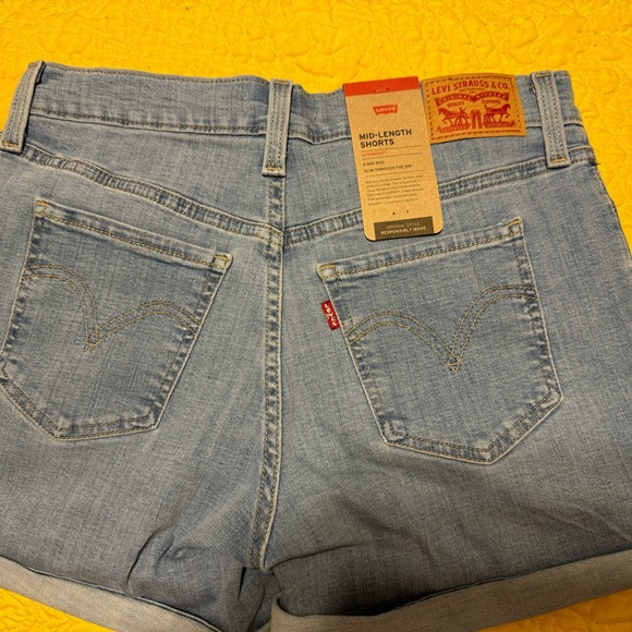 NWT Levi Mid Rise shorts! Look at pictures - Picture 4 of 5
